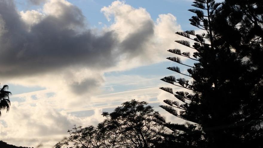 Jueves con nubes y lluvias débiles en Canarias.