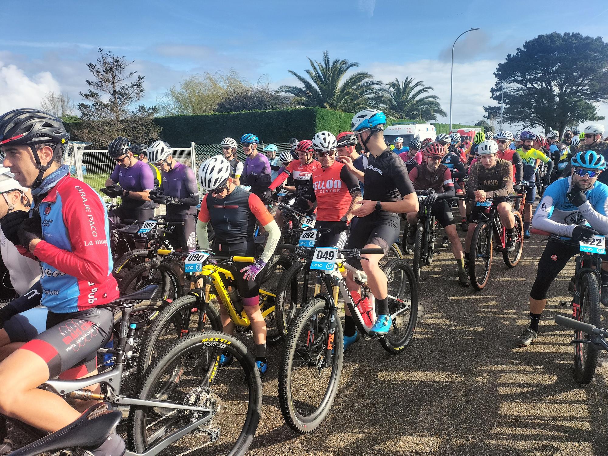 Valdés celebra su desafío en bicicleta, la carrera no competitiva que llena Luarca