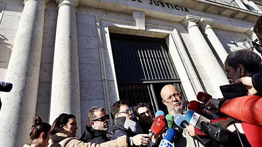 Igea, realiza declaraciones a los medios de comunicación antes de personarse a petición propia ante la Fiscalía de Valladolid.