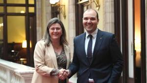 La síndica dAran, Maria Vergés, amb el conseller de la Presidència, Albert Dalmau, al Parlament