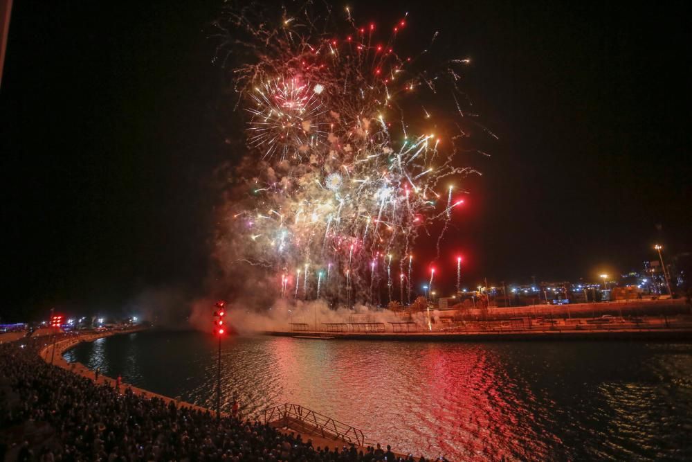 Mascletà vertical 2020 en la Marina