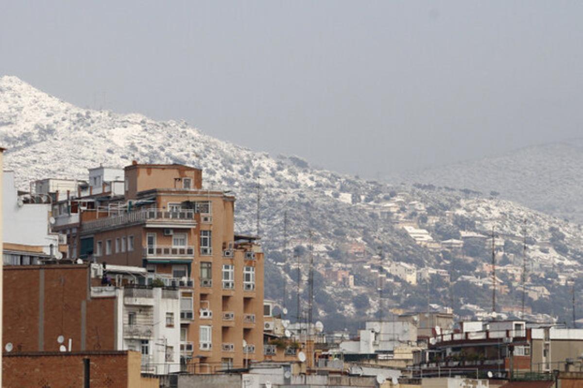 Espectacular instantánea de las montañas de Badalona.