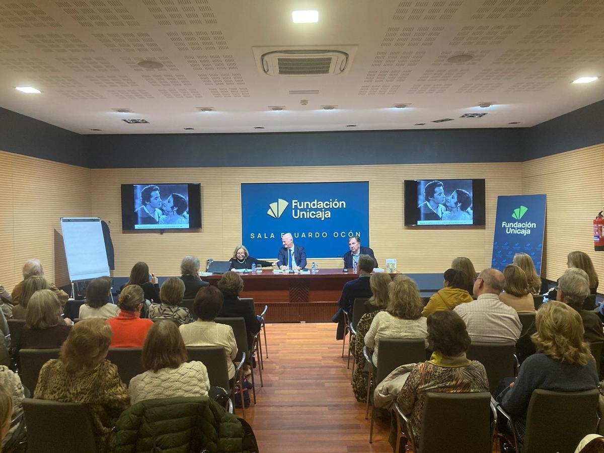 María Jesús Pérez Ortiz ha presentado su libro esta tarde en la Sala Fundación Unicaja María Cristina.