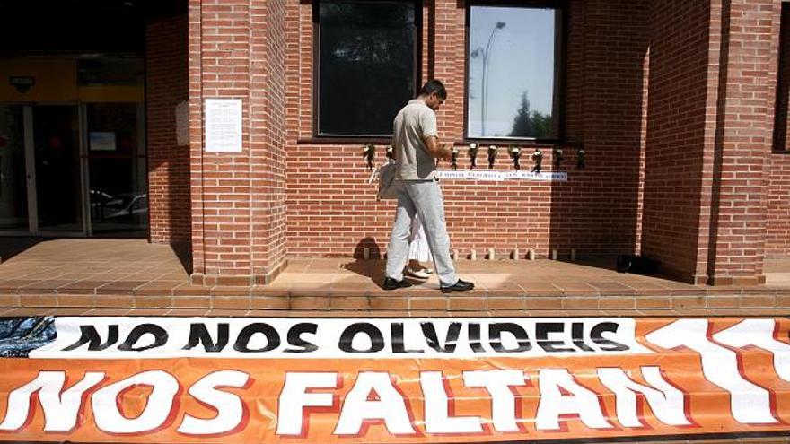 Un familiar de las víctimas del incendio de Guadalajara de julio de 2005 rinde homenaje a los fallecidos en este suceso, en el que murieron once miembros de un retén forestal en la extinción del fuego que quemó casi 13.000 hectáreas hace tres años.