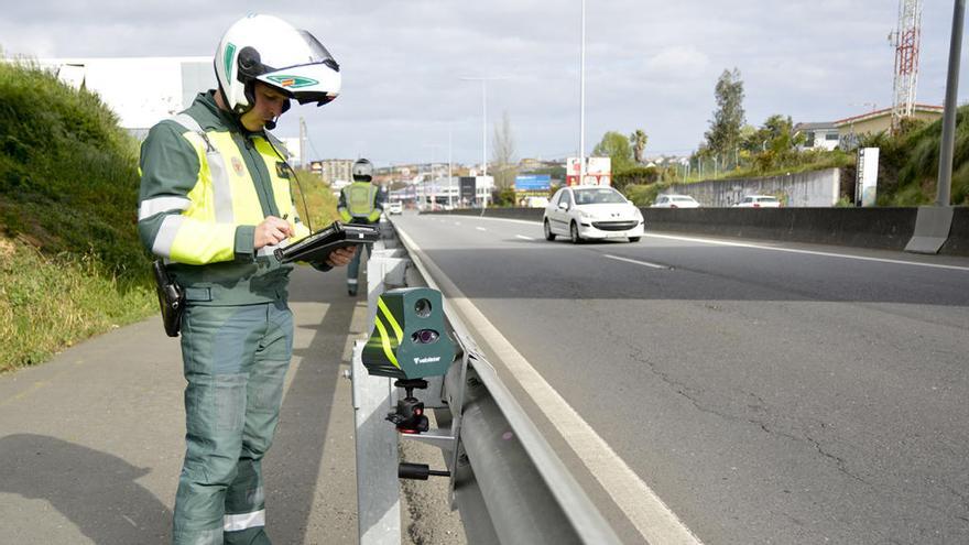Un agente junto a un radar láser en una carretera de A Coruña // Arcay / Roller Agencia