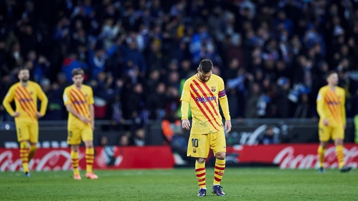 Los jugadortes del FC Barcelona, tras encajar el segundo gol del RCD Espanyol en el derbi del sábado.