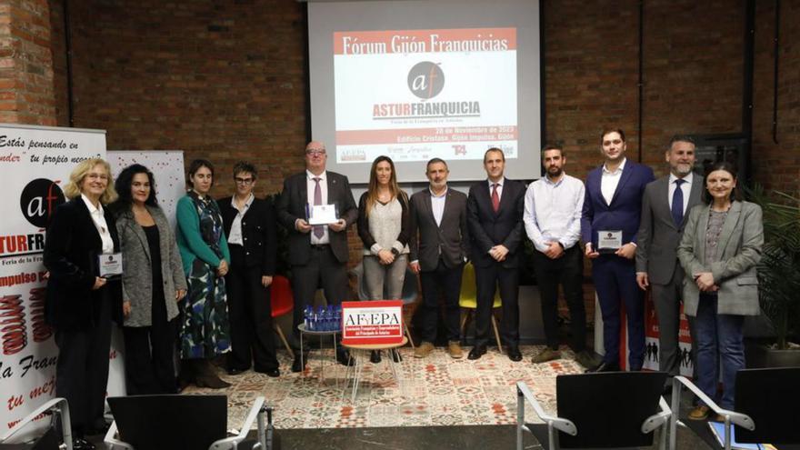 Por la izquierda, Ascensión Segura y Lydia Estremera, de Carlin; Begoña López y Lorena Rodríguez, de Llano Consultores; Eliseo López, de Remax; Ángela Pumariega, vicealcaldesa; Luis Díaz, gerente de Gijón Impulsa; Alberto Fernández, de Asturgar; José García, de T4 Franquicias; Javier Platero y Alfonso Bárcena, de Solyda, y Guadalupe Zapico, presidenta de AFyEPA. | Á. González