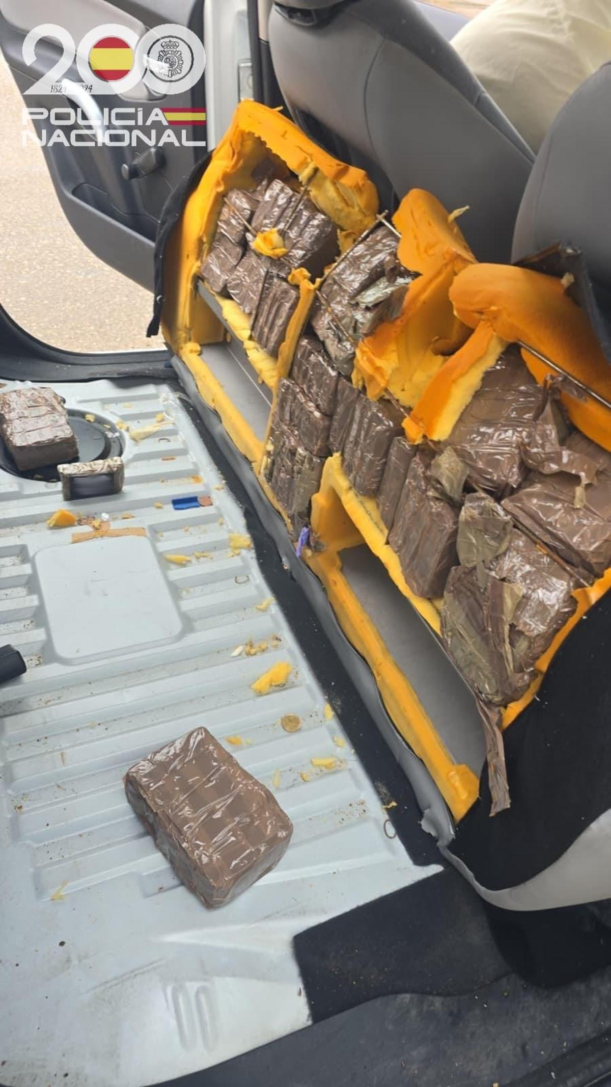 Paquetes de hachís ocultos en los asientos traseros de un coche interceptado al salir del Puerto de Maó.