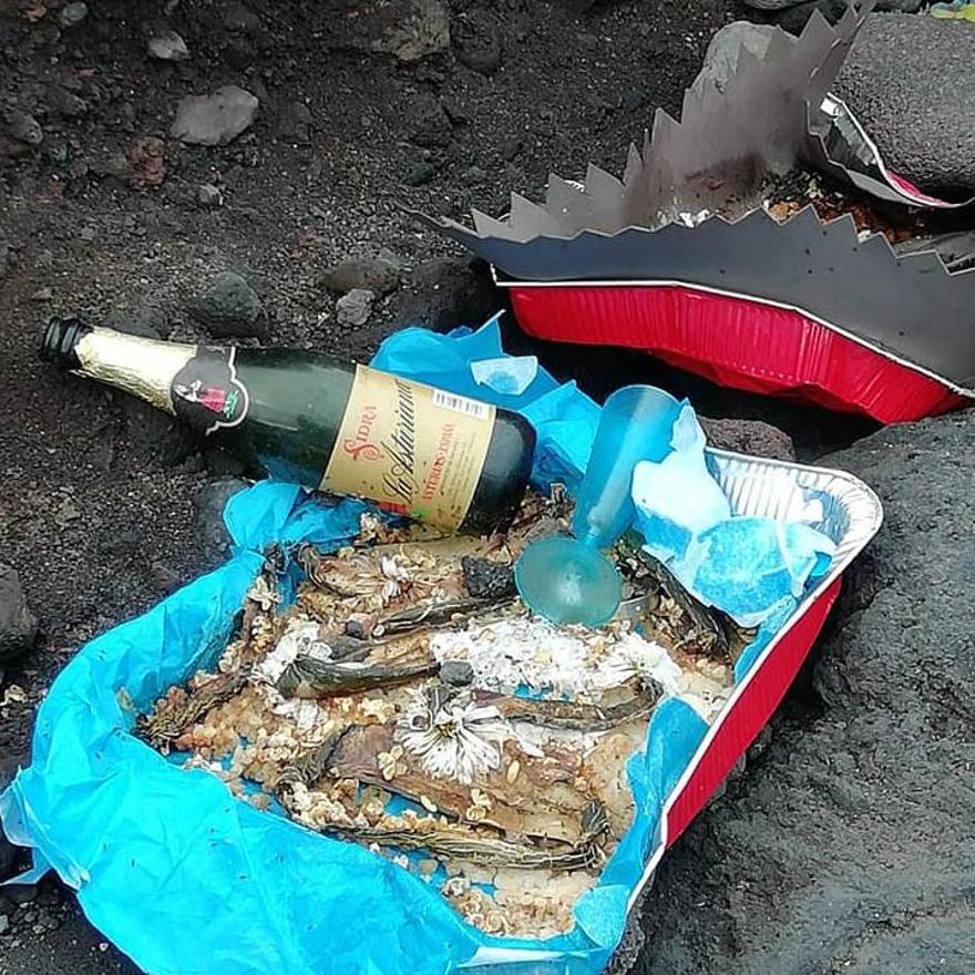 Restos de santería en la playa de La Viuda, en Güímar.