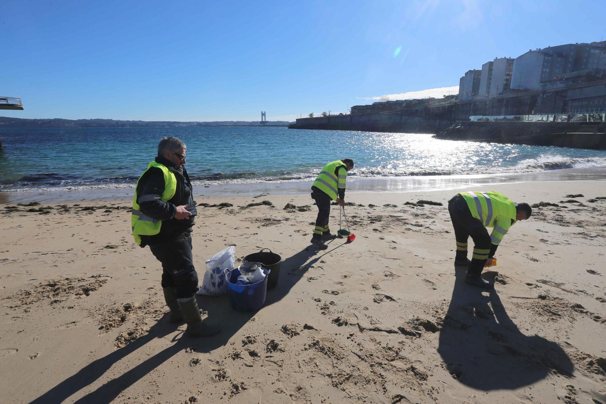 Limpieza de pélets en la playa de San Amaro de A Coruña