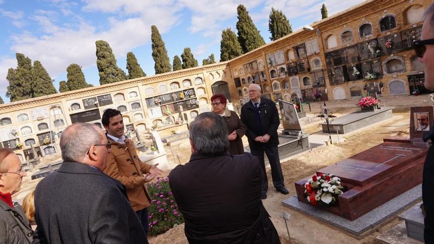 Ofrenda floral a Antonio Ferrandis.