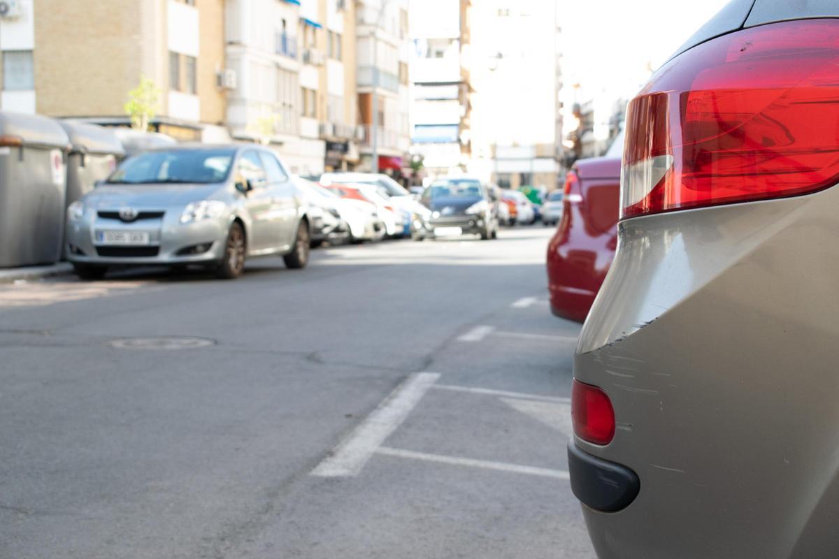 Coches aparcados en una calle de Sevilla