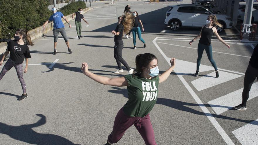 Assaig dels ballarins i ballarines a l&#039;exterior, el novembre