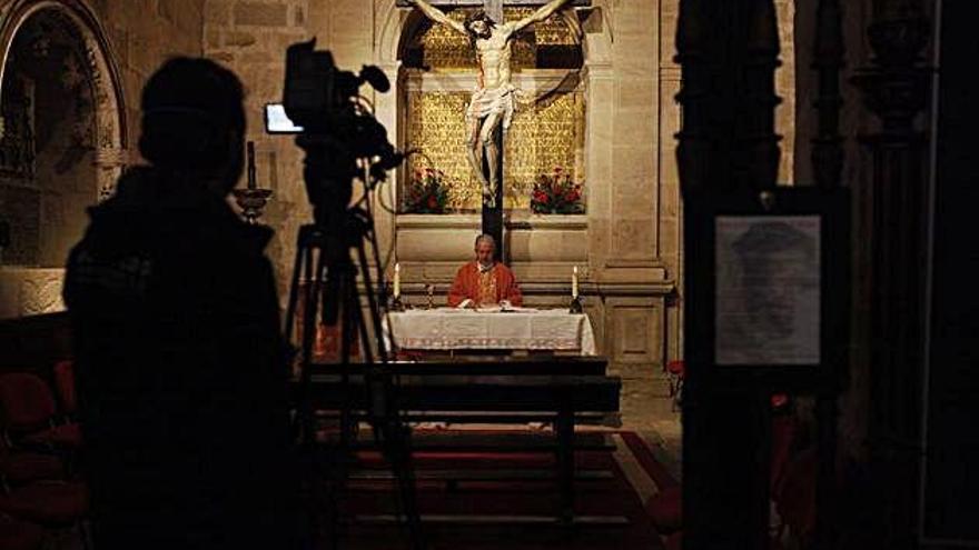 La misa dominical, retrasmitida en directo por LA OPINIÓN