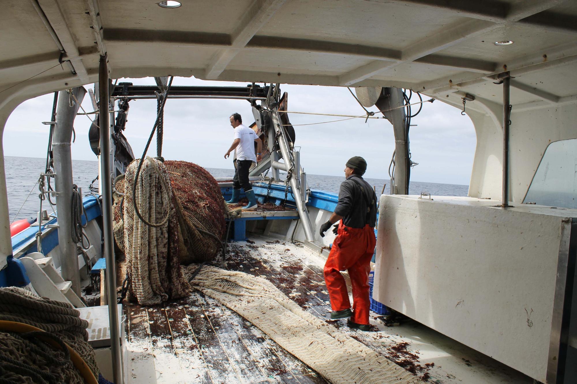 A bordo del ‘Charpat Segundo’, uno de los arrastreros convocados a la huelga contra la «criminalización» de la pesca y las medidas de la UE