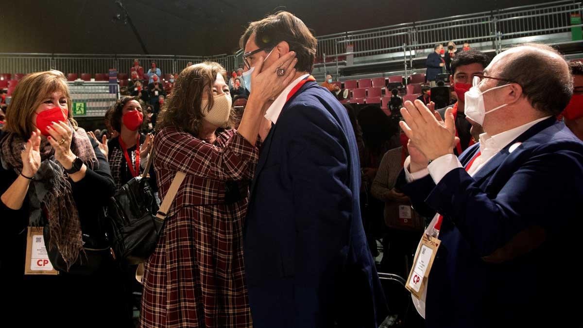 Salvador Illa saluda a la presidenta balear, Francina Armengol