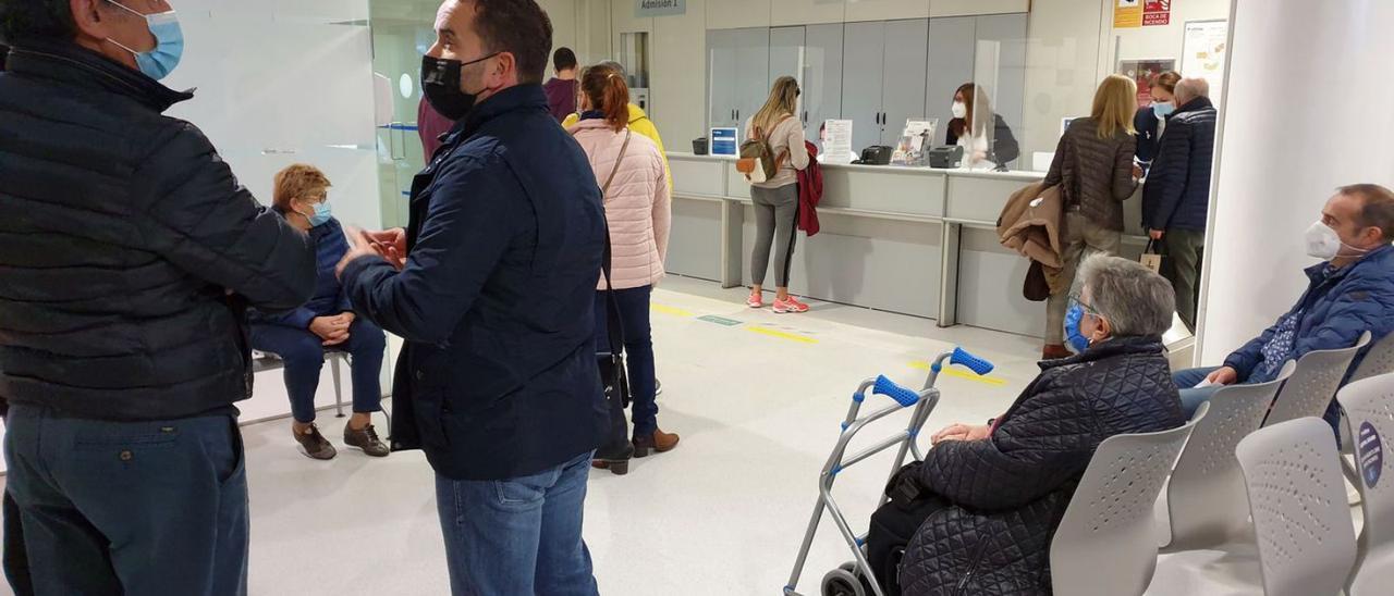 Un grupo de personas en un centro sanitario de Vigo esperando para solicitar cita. |   // MARTA G. BREA