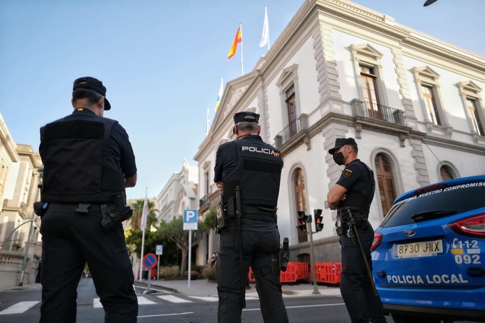 Los políticos llegan al consistorio donde se producirá una moción de censura que podría devolver la alcaldía a Coalición Canaria