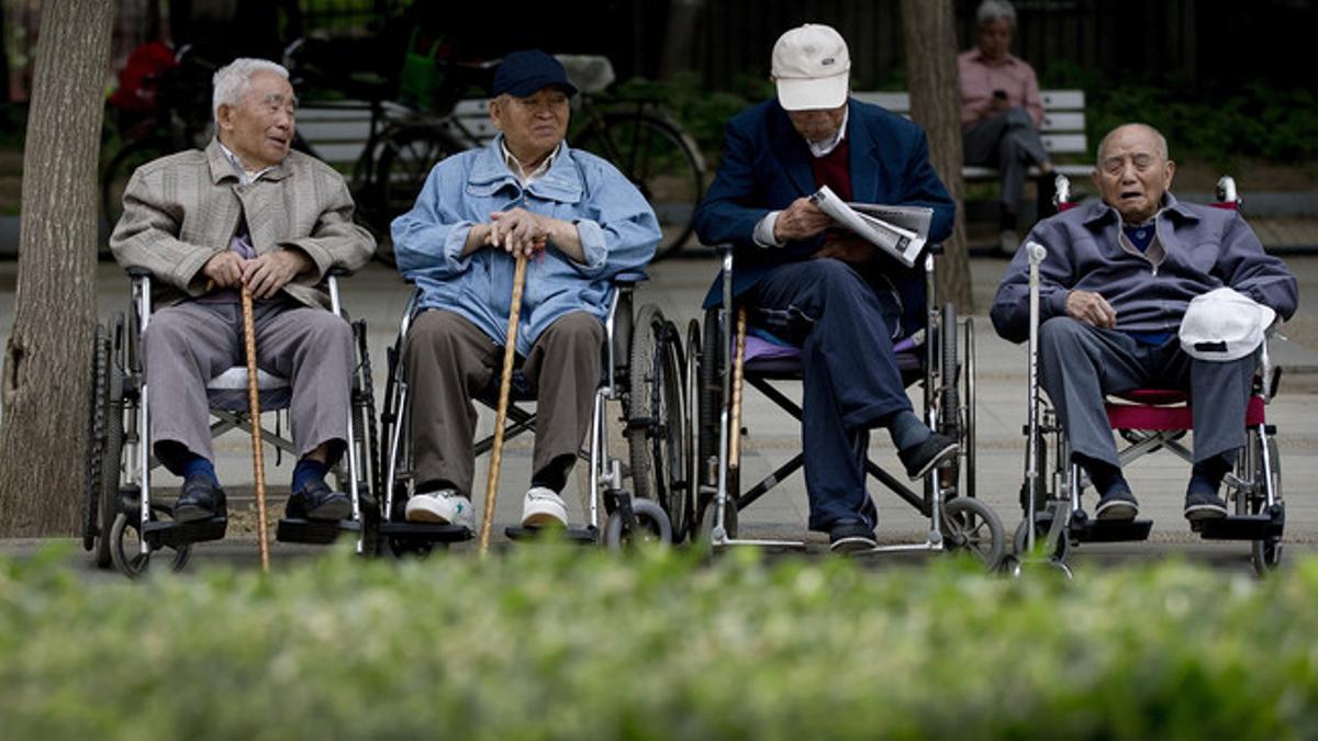 Un grupo de ancianos descansa en un parque en Pekín.