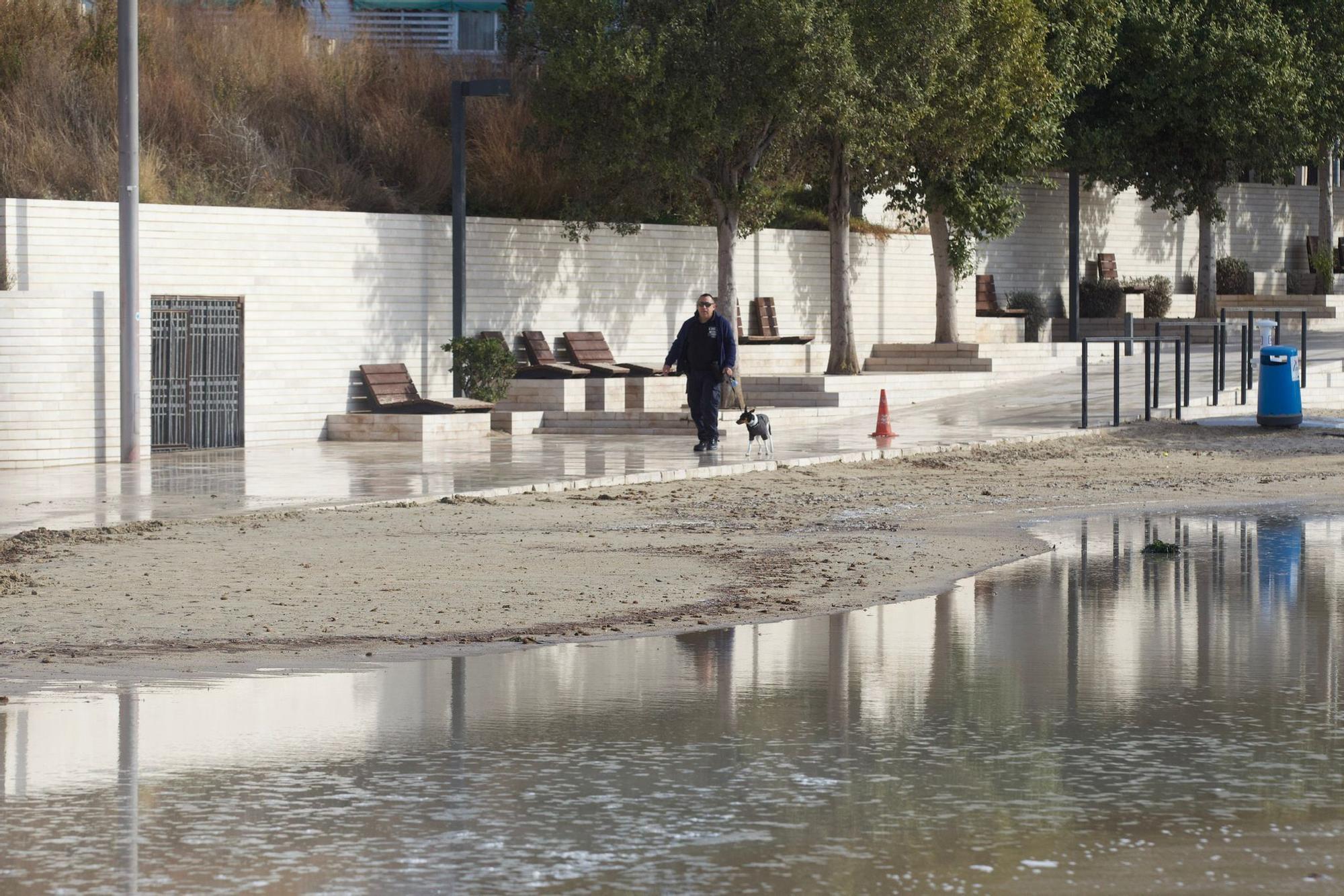 El temporal de Isaack golpea la playa del Postiguet de Alicante