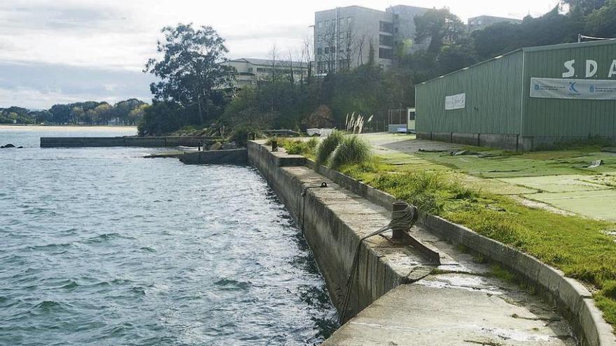 Antiguas instalaciones de Astilleros Valiña, con las que se solicita ampliar la playa de Oza.