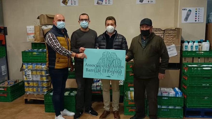 Los integrantes del colectivo vecinal, en los extremos, realizaron la donación de alimentos y otros productos a la entidad.