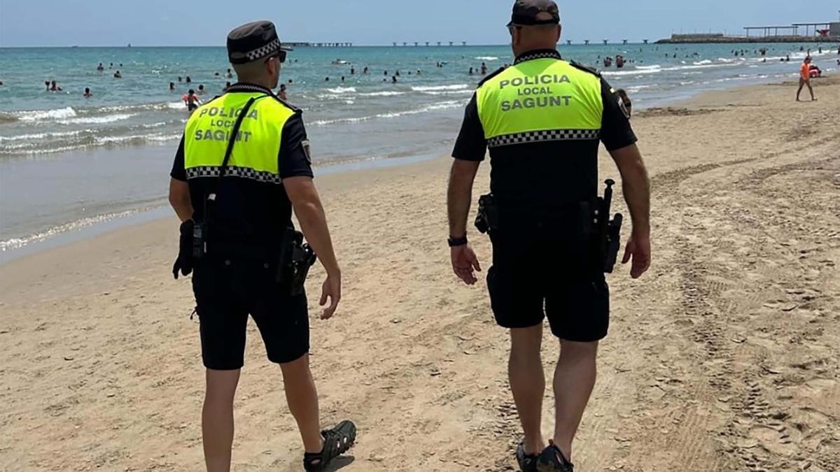 Dos Policlias de playa vigilando la costa