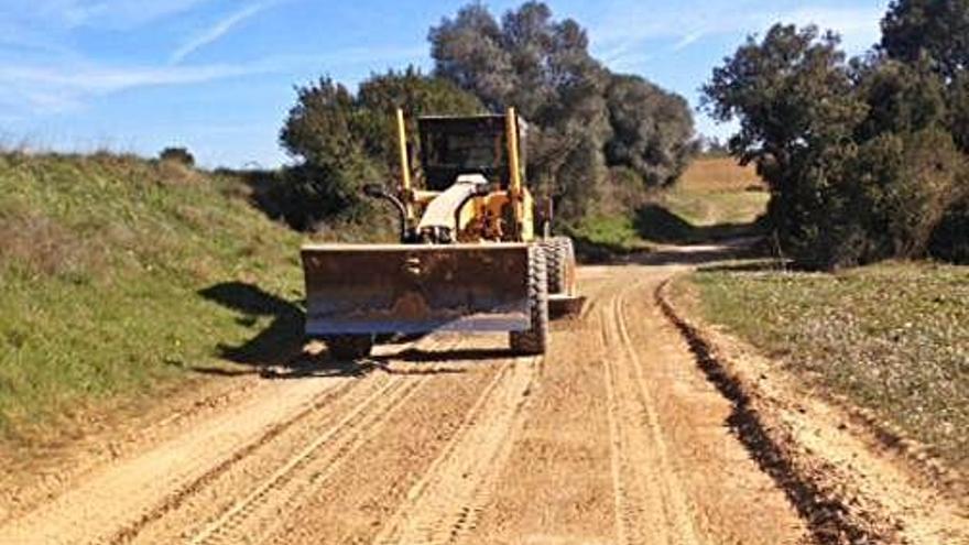 Els treballs d&#039;arranjament dels camins rurals.