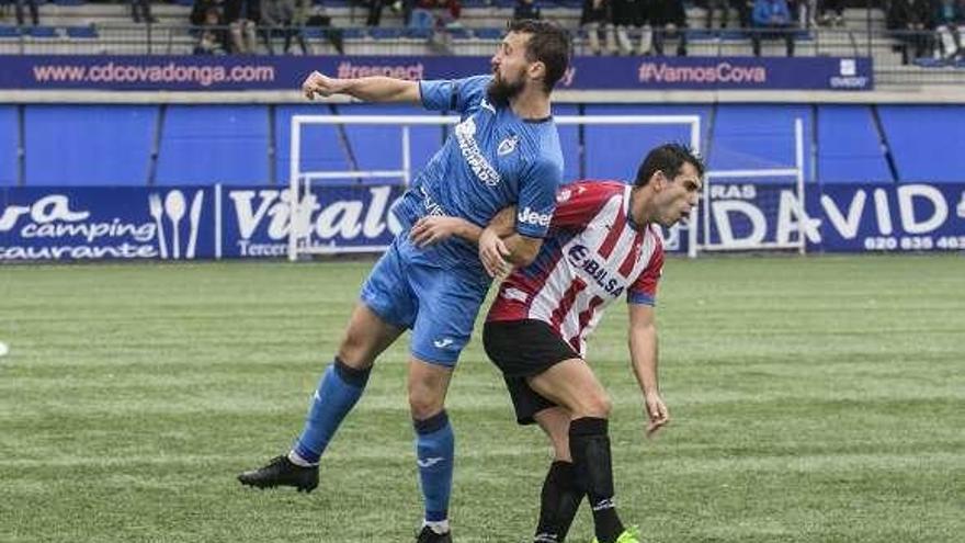 Riki y Mario pugnan por un balón en el Rabanal.