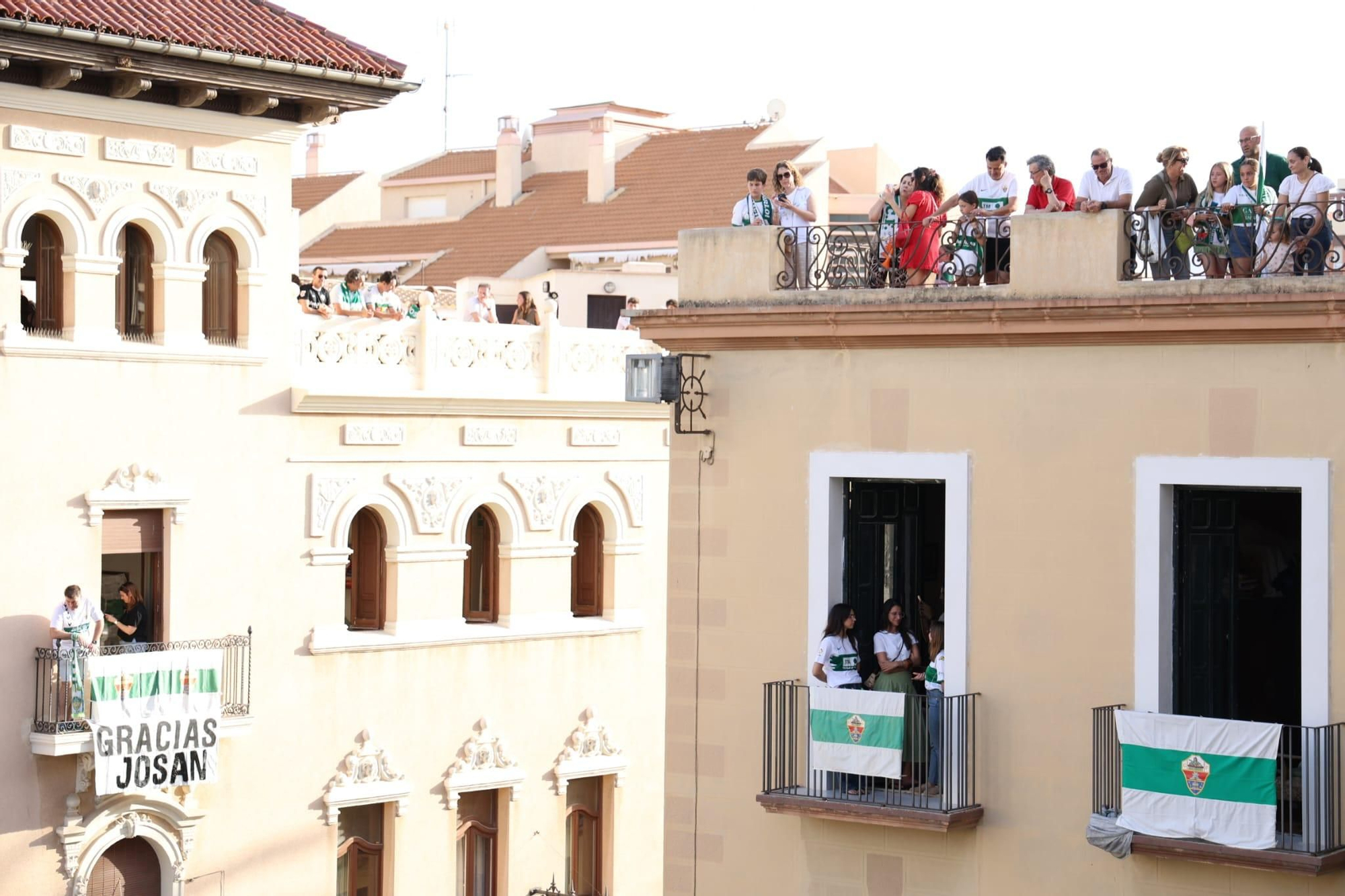 El Elche CF celebra el ascenso a Primera con una rúa en autobús hasta la Plaça de Baix