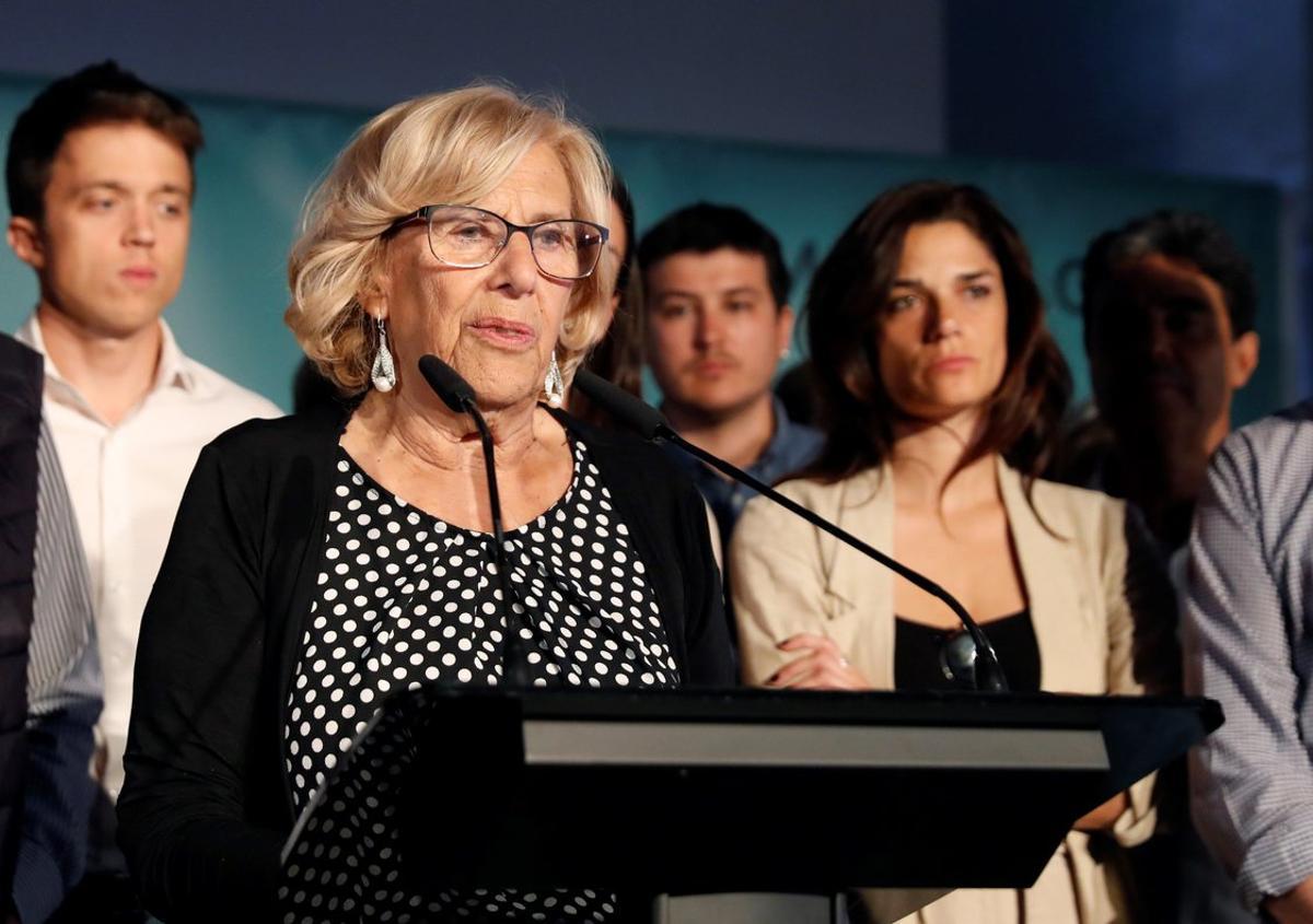 GRAF89343 MADRID, 27/05/2019.- La alcaldesa de Madrid, Manuela Carmena, durante su comparecencia esta noche para valorar los resultados de las elecciones al Ayuntamiento. Al fondo, el candidato a la Comunidad de Madrid Íñigo Errejón (izda). EFE/ Ballesteros