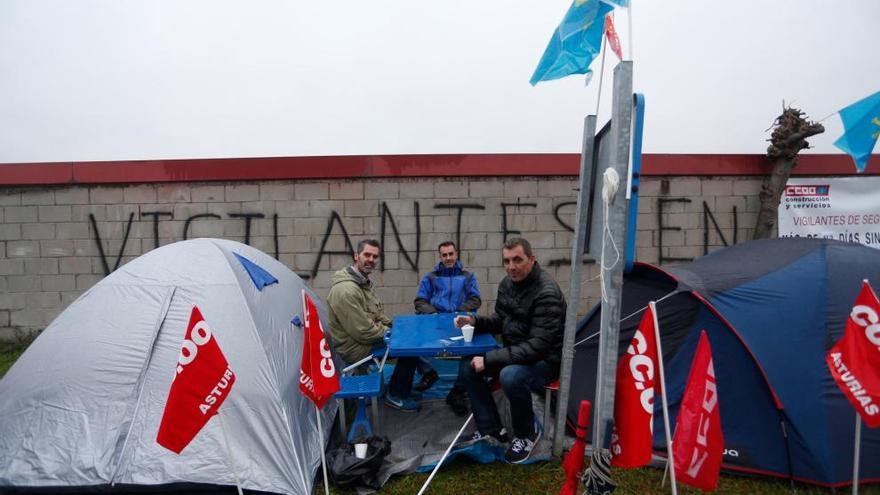 Los vigilantes de seguridad del Hospital San Agustín, en la acampada que han montado para reivindicar sus derechos laborales.