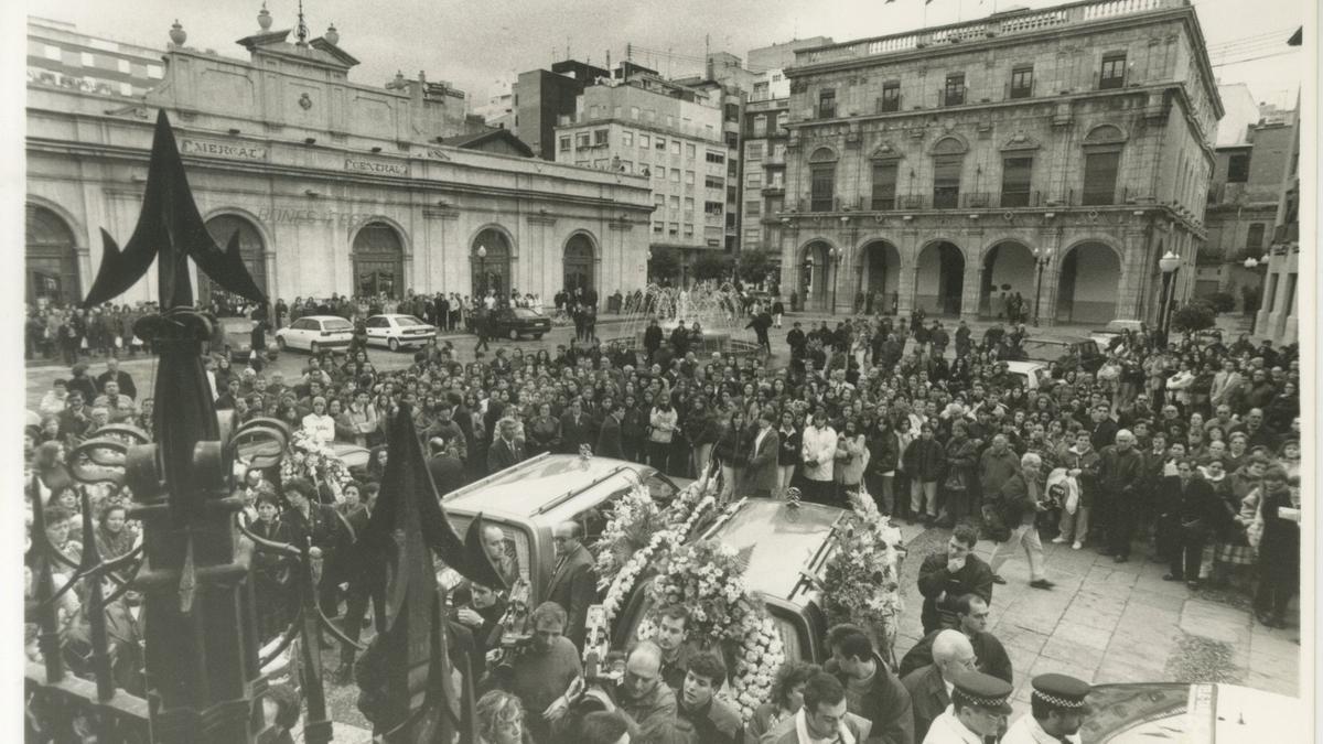 La plaza Mayor de Castelló, llena de personas para despedir a Sonia Rubio en su entierro, en diciembre de 1995.