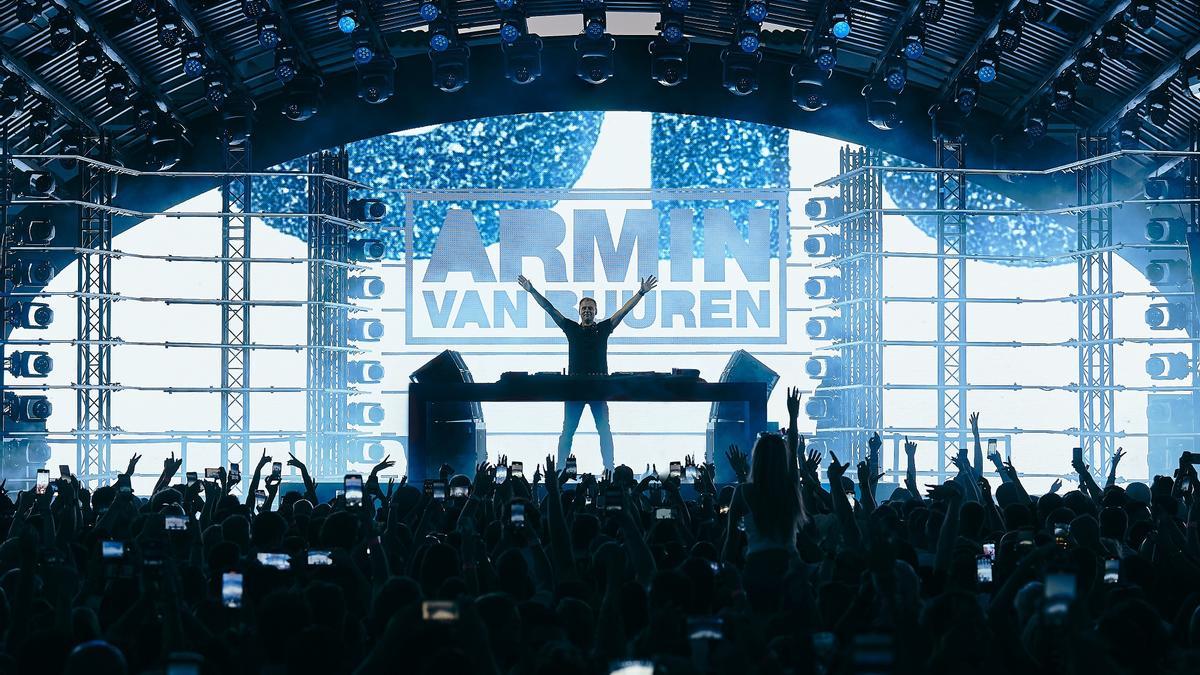 Armin van Buuren ofrece seis horas de música en su fiesta inaugural.