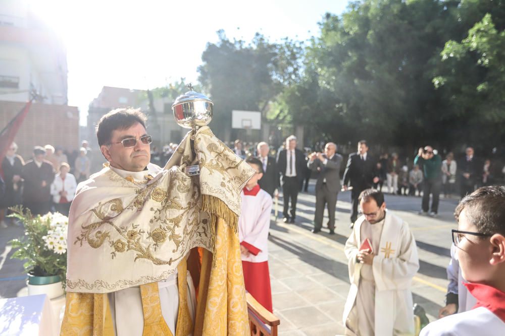 La imagen de San Vicente portada a hombros exclusivamente por varones salió en procesión por las calles de Callosa de Segura, como es tradición cada segundo lunes de Pascua