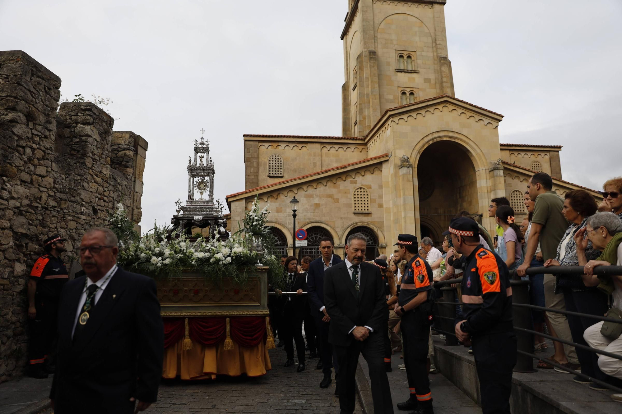 Pétalos, incienso, niños... así fue la procesión del Corpus Christi en Gijón (en imágenes)