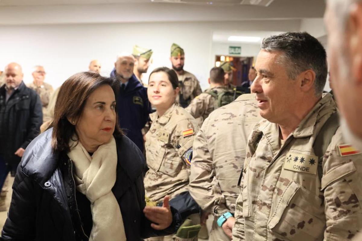 El accidental de la Brigada Guadarrama, Coronel Luis Vicente Vera, y la ministra de Defensa, Margarita Robles, durante la visita la Brigada ‘Guadarrama’ XII (BRI XII), en la base militar El Goloso.