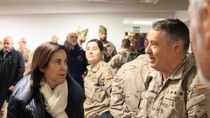 El accidental de la Brigada Guadarrama, Coronel Luis Vicente Vera, y la ministra de Defensa, Margarita Robles, durante la visita la Brigada ‘Guadarrama’ XII (BRI XII), en la base militar El Goloso.