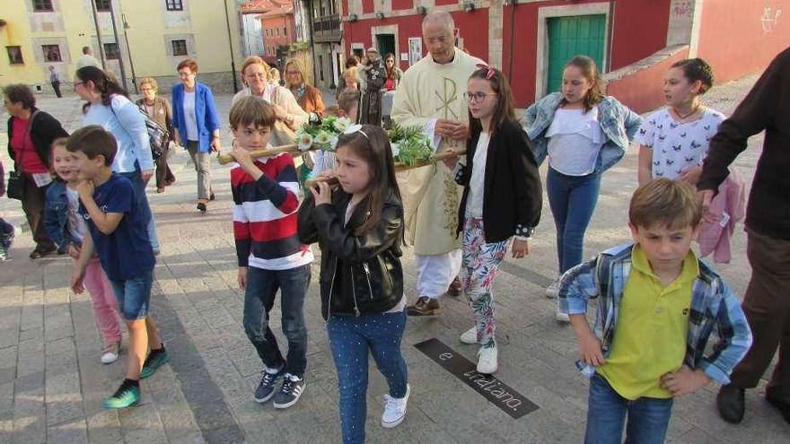 Los niños, llevando a hombros la imagen de San Antonio ayer.