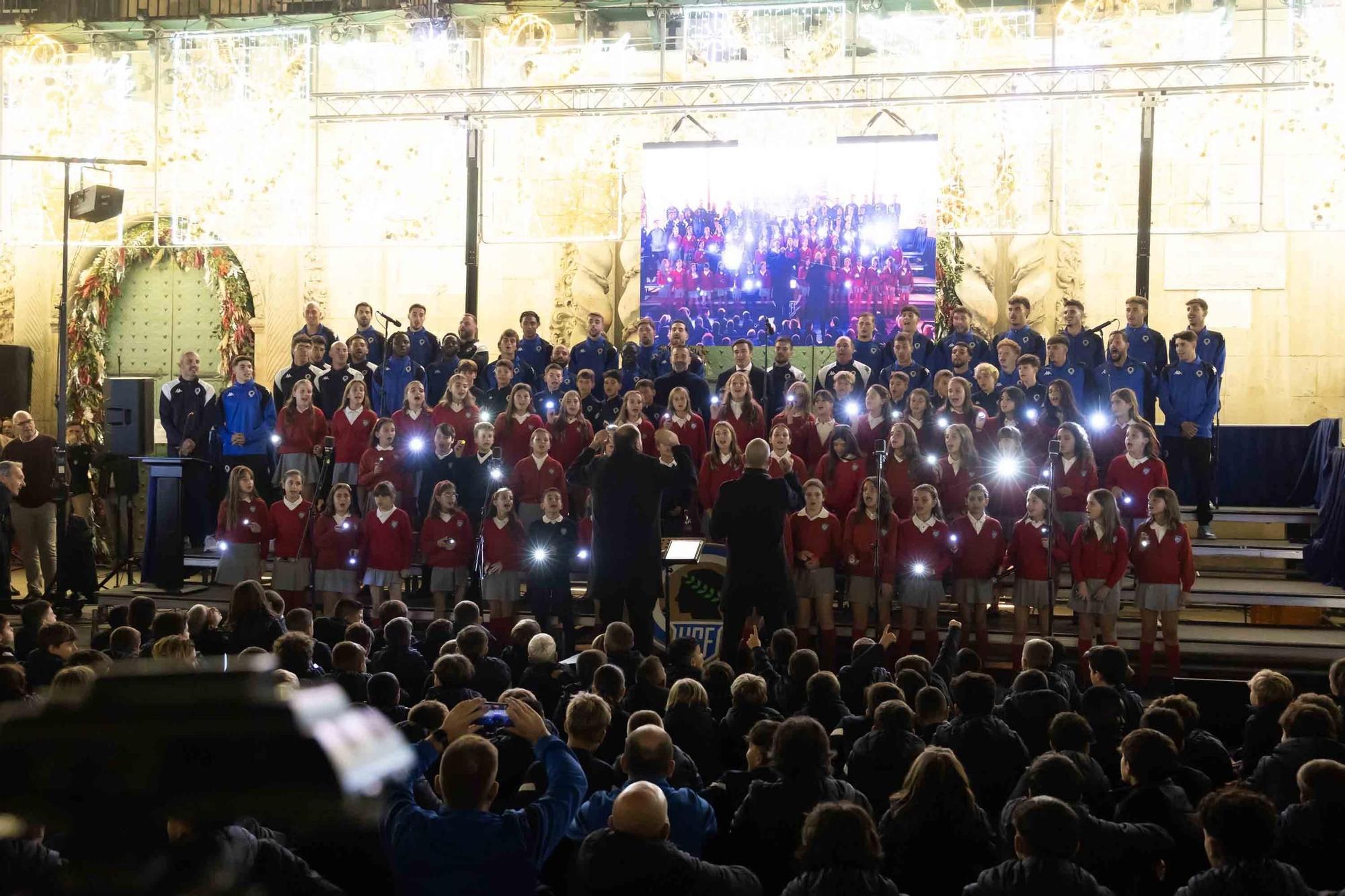 El Hércules interpreta el tradicional villancico junto al coro de los Jesuitas en la plaza del Ayuntamiento de Alicante.