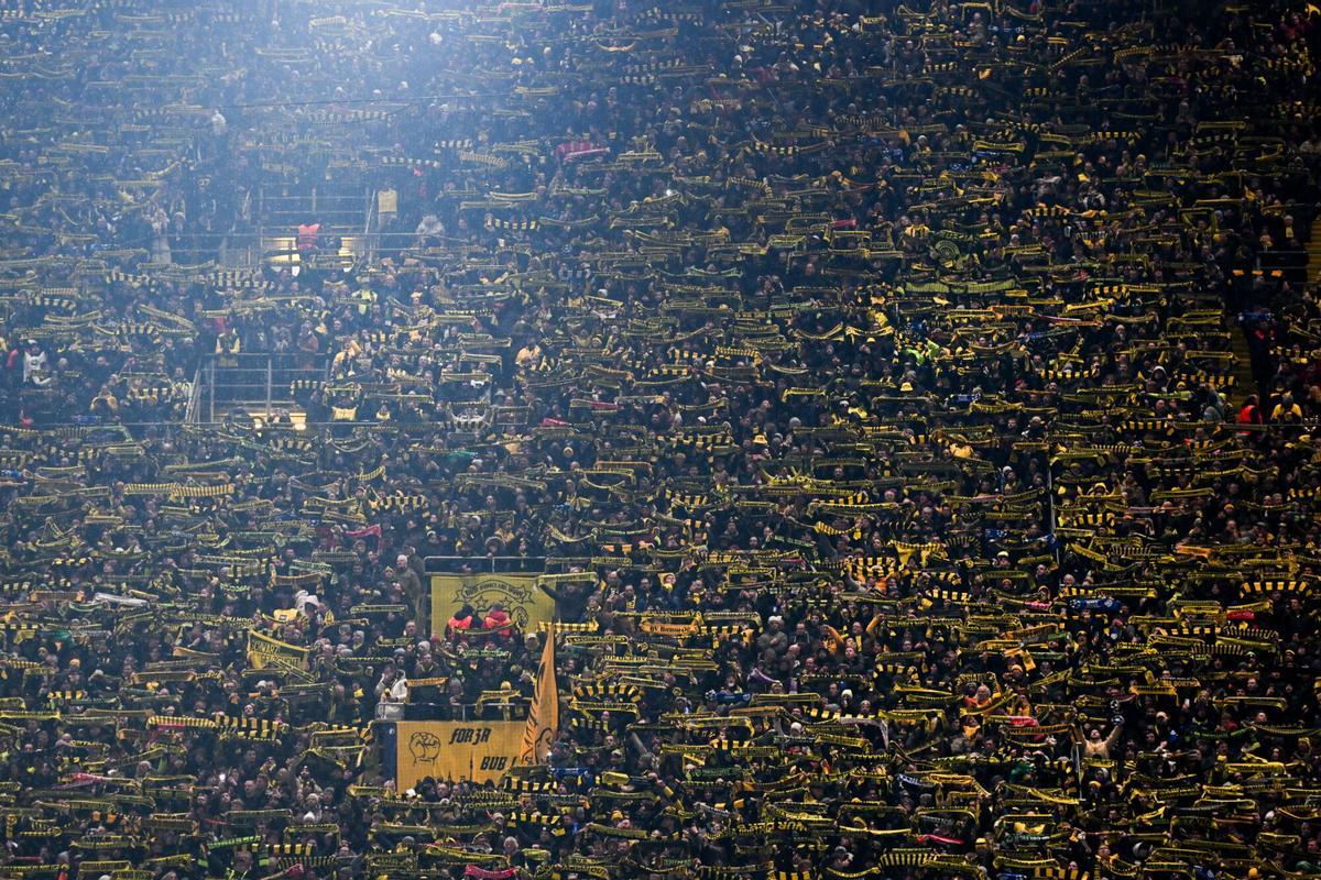 DORTMUND (Germany), 28/01/2026.- Dortmund's fans hold up scarfsprior to the UEFA Champions League match between Borussia Dortmund and FC Internazionale Milano, in Dortmund, Germany, 28 January 2026. (Liga de Campeones, Alemania) EFE/EPA/FABIAN STRAUCH