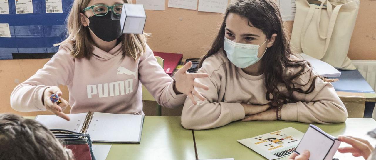 Valeria Pardo Fernández y Paula Quílez Miguel, durante la actividad en el colegio. | Irma Collín