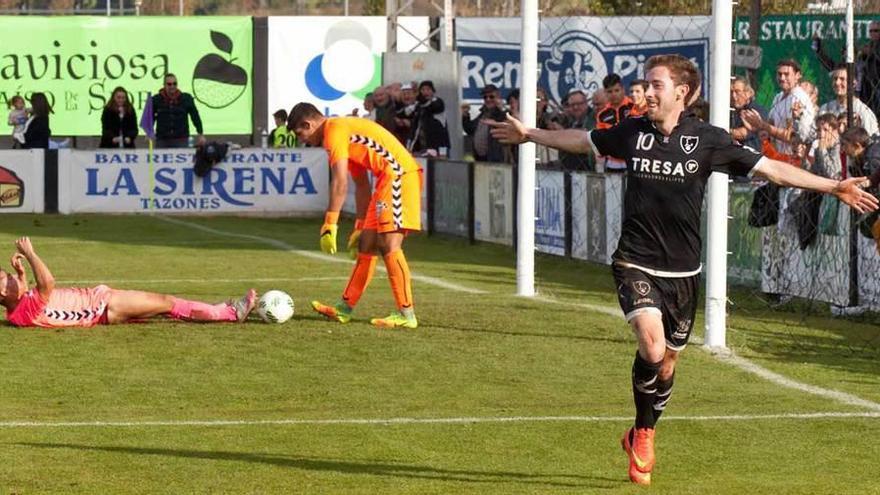 Rober Menéndez celebra el gol del Lealtad ante la Leonesa.