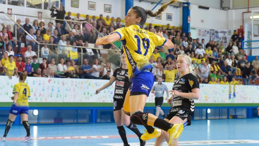 Tiddara Trojaola, durante el partido frente al Kristanstad, en la ida de las semifinales de la Challenge Cup.