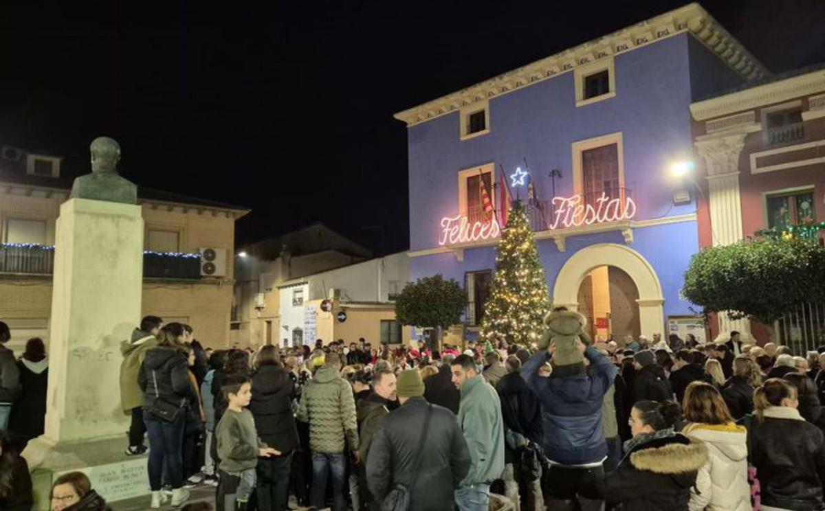 Los vecinos se reunieron para ver  el árbol de Navidad.