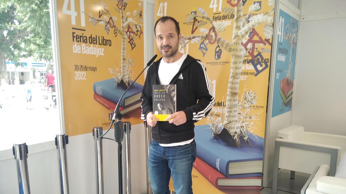 Ángel Martín, ayer, en la Feria del Libro de Badajoz, en el paseo de San Francisco.