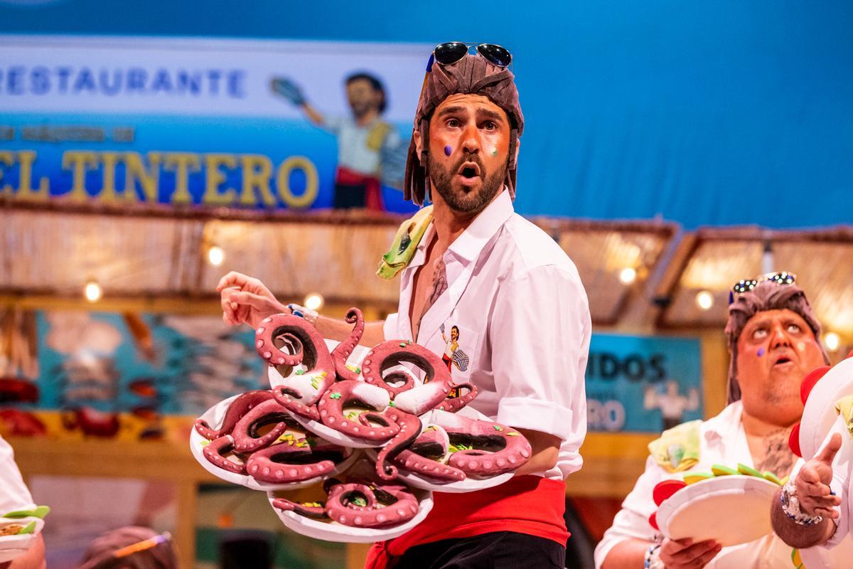 Reparto de pescaíto con la murga 'Los máquina0.