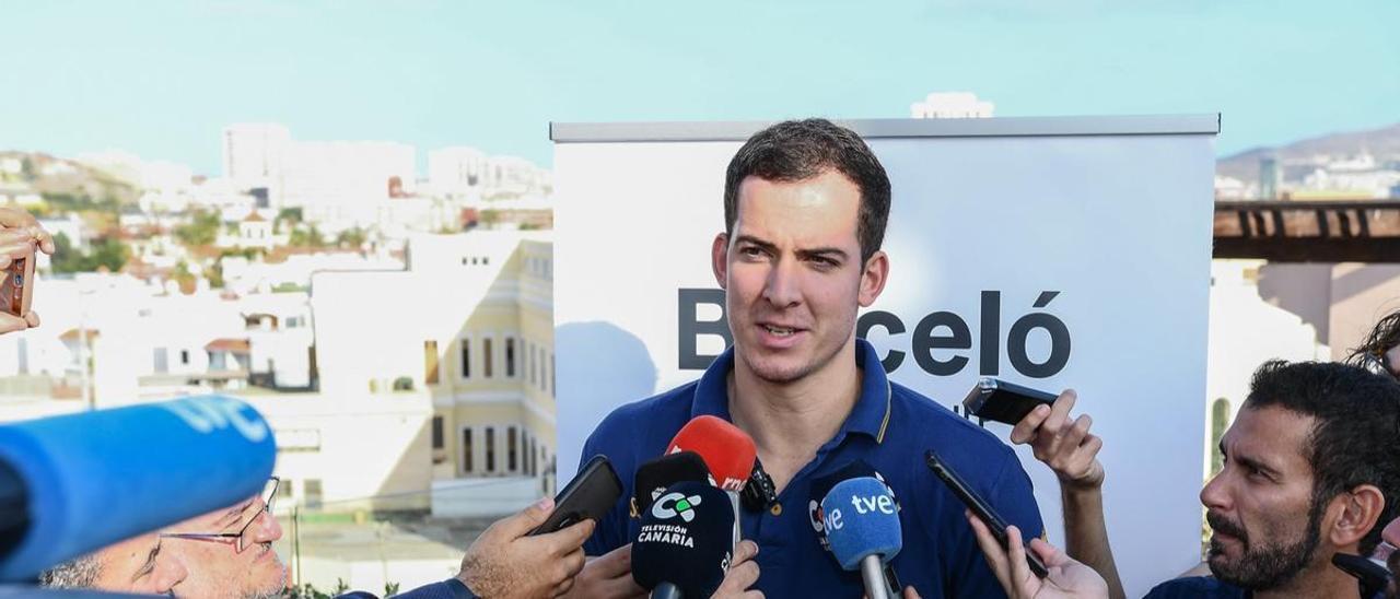 Miquel Salvó atiende a los medios de comunicación en la terraza del Hotel Santa Catalina.