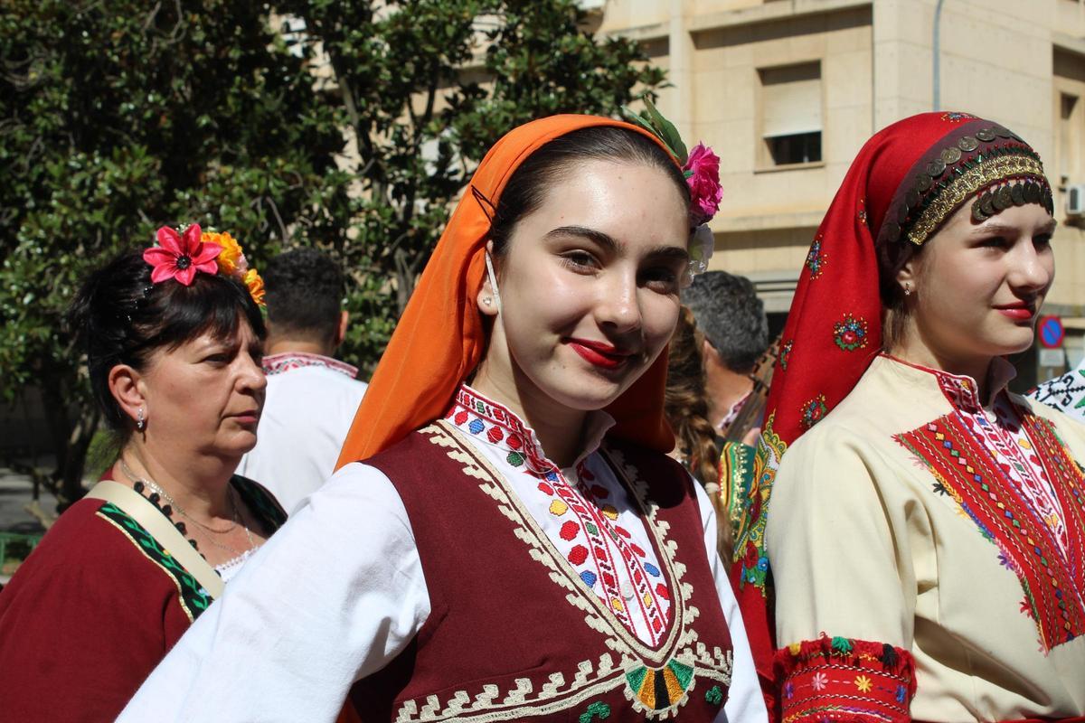 FOTOGALERÍA | El mundo baila en Badajoz: el Festival Folklórico se echa a las calles en un desfile internacional