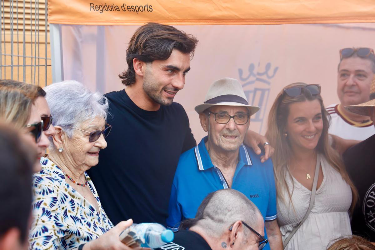 Ferran con sus abuelos en Foios, antes del homenaje.